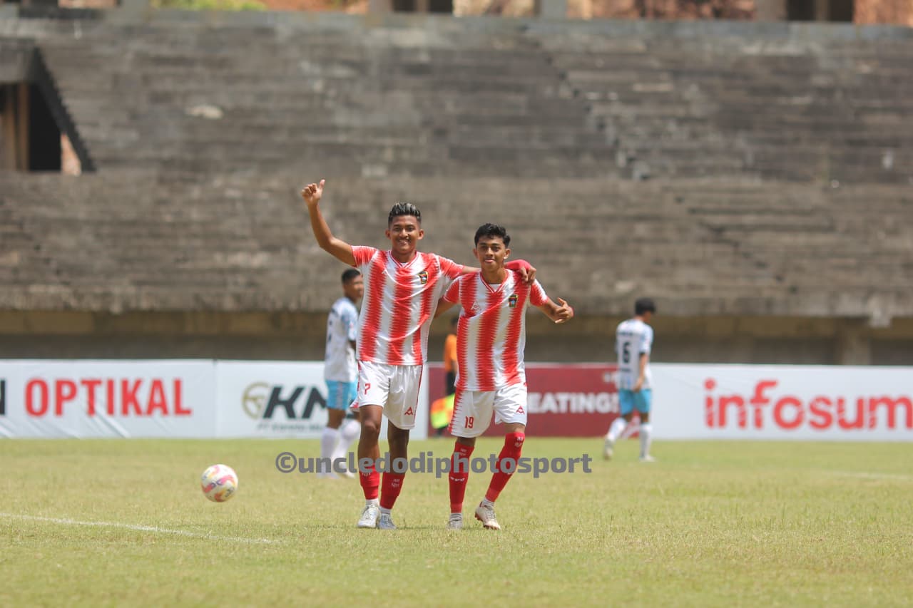 Carel Syadef dan Gibran Tito, saat selebrasi usai cetak gol ke gawang Batang Anai FC (Foto: Dodi Kurniawan)